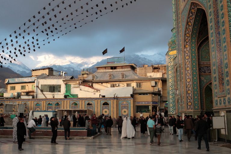 West Asia, Vorderasien, Asien, Iran, Tehran, Teheran, Imāmzādeh Sāleh Mosque, Moschee People, Portrait, Women, Frau, Hans-Joachim Eggert