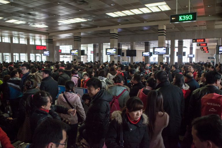 Reisende warten während des chinesischen Neujahrsfestes in der Wartehalle im Bahnhof in Guilin auf ihren Zug. Guilin - Guangxi - China