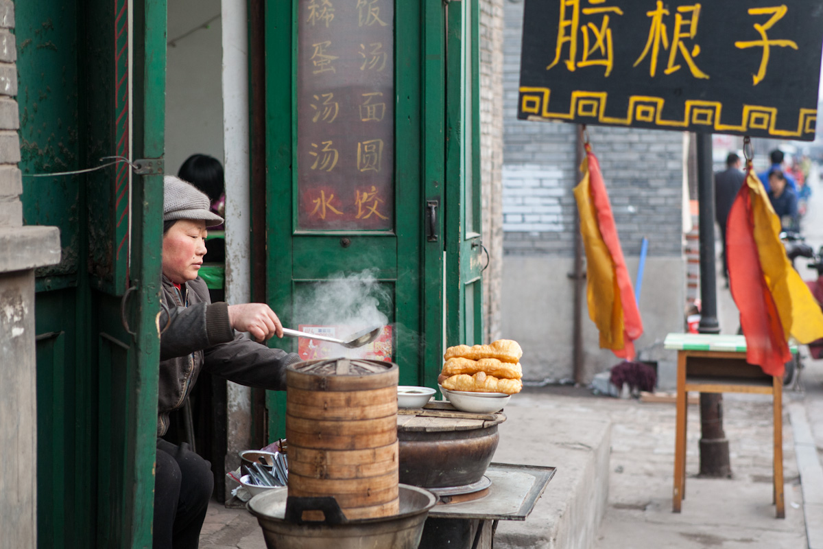 In einem Lokal in Pingyao bereitet eine Frau Essen zu. Pingyao - Shanxi - China