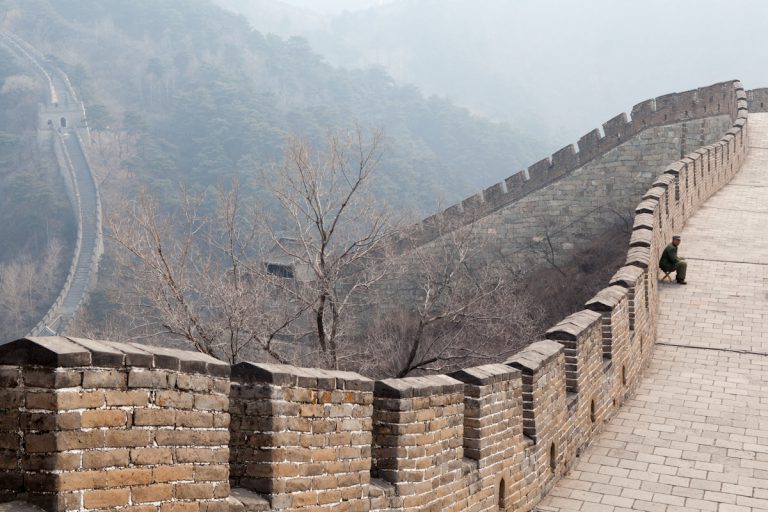 Ein Händler sitzt allein auf der chinesischen Großen Mauer bei Mutianyu. Der gut erhaltene Abschnitt befindet sich etwa 70 Kilometer nördlich von Peking. Mutianyu - China
