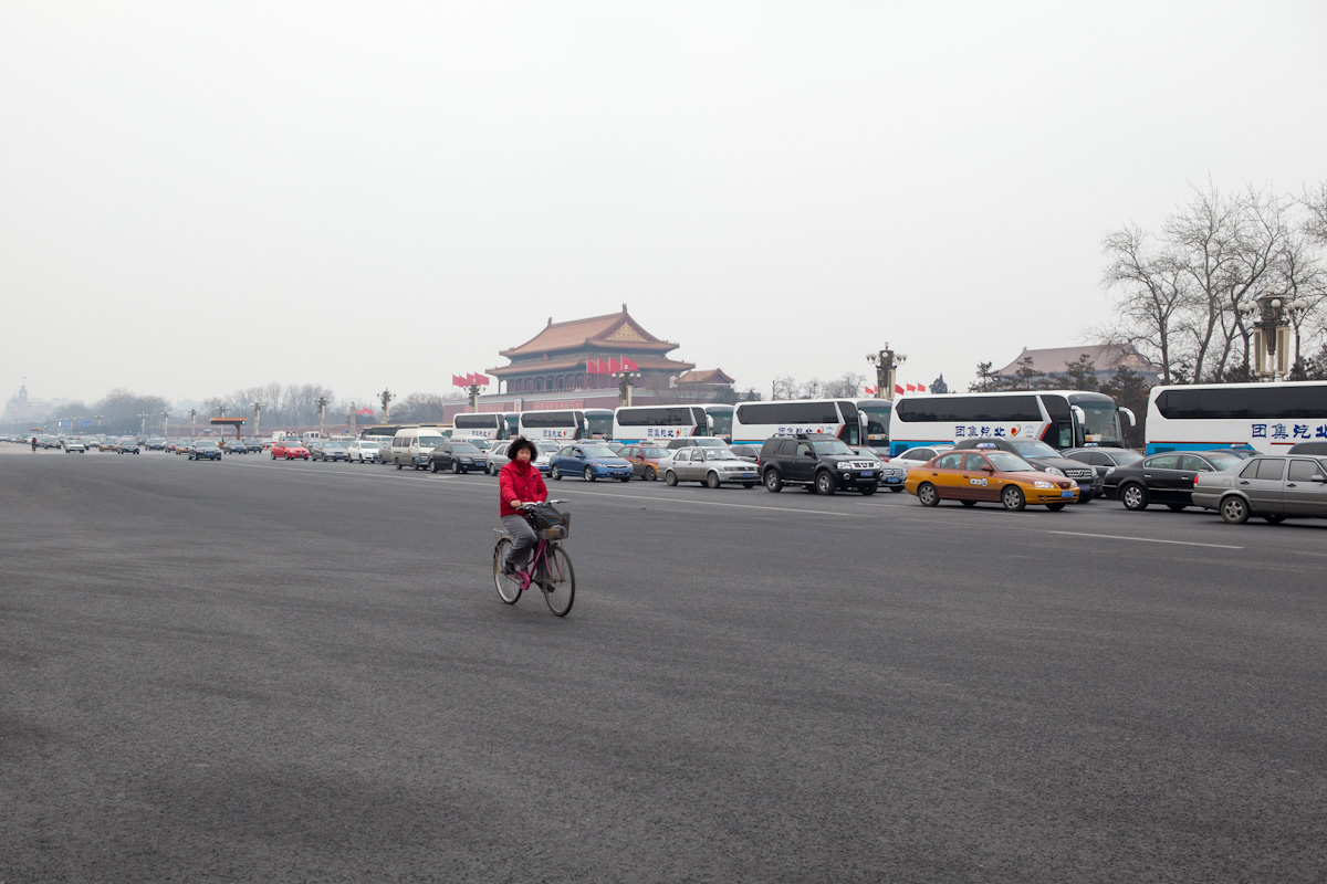 Während die Autos im Stau stehen, hat eine Radfahrerin hat die Chang'an Avenue vor dem Platz des Himmlischen Friedens für sich allein. Die Chang'an Avenue führt am Tor des Himmlischen Friedens vorbei, auf der auch große Paraden stattfinden. Peking - China