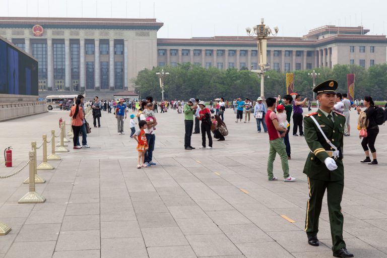 Ein Soldat schreitet, von der Großen Halle des Volkes kommend, den Platz des Himmlischen Friedens ab. Peking - China