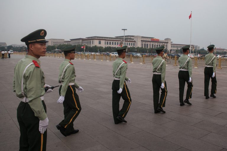 Die Soldaten bereiten die Zeremonie zur Einholung der Nationalflagge auf dem Platz des Himmlischen Friedens vor, wofür die Chang’an Avenue gesperrt wird. Weit sichtbar ist im Hintergrund das Chinesische Nationalmuseum. Peking - China