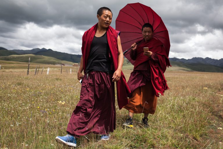 Zwei Mönche wandern in den Tagong Grasslands in der Nähe des Klosters Ani Gompa. Die Gegend um Tagong liegt auf einer Höhe von 3.700 Metern über dem Meeresspiegel und scheint von endloser Weite zu sein. Tagong - Autonome Präfektur Garzê Tibet - China