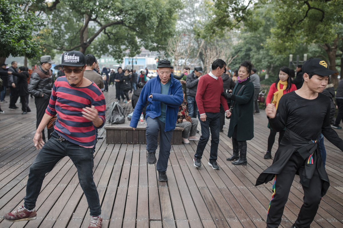 Gemeinsamer Tanz im Park am Seeufer am West Lake - Hangzhou - Zhejiang - China