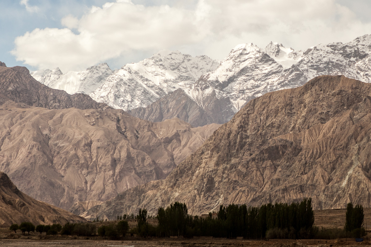 Die Sarikol Gebirgskette am Karakorum-Highway bei Bulunkouxiang. Xinjiang - China
