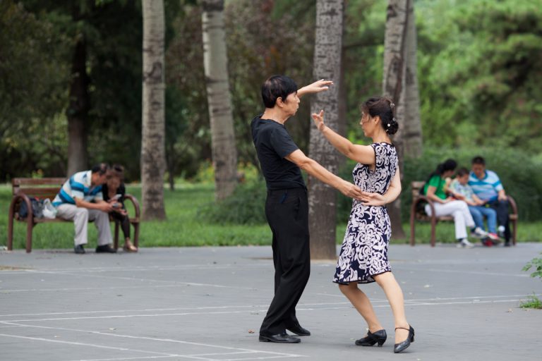 Das Paar tanzt zu Musik im Park am Himmelstempel in Peking - China