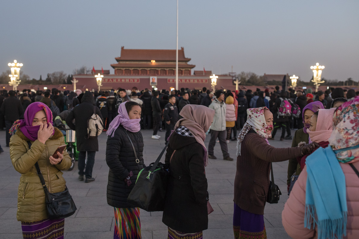 Die Frauen auf dem Platz des Himmlischen Friedens schützen sich vor der winterlichen Kälte. Peking - China