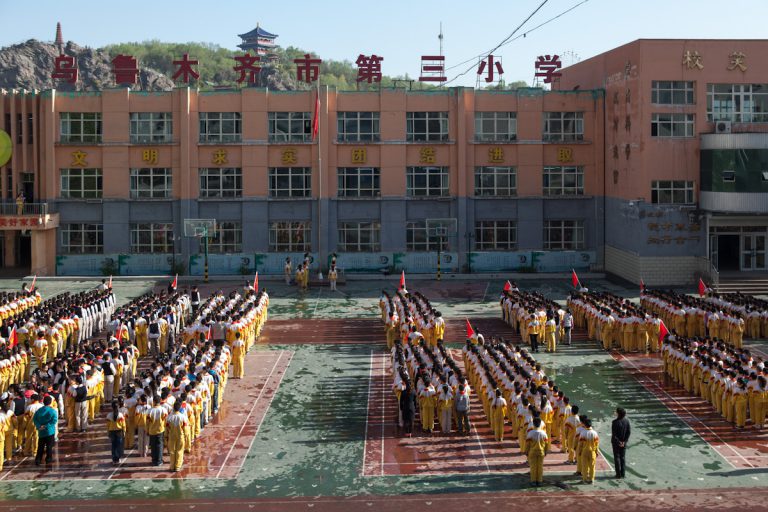 Fahnenappell am Montag morgen an einer Schule in Urumqi. Urumqi ist die Hauptstadt der Provinz Xinjiang, die im Westen Chinas liegt. Urumqi - Xinjiang - China