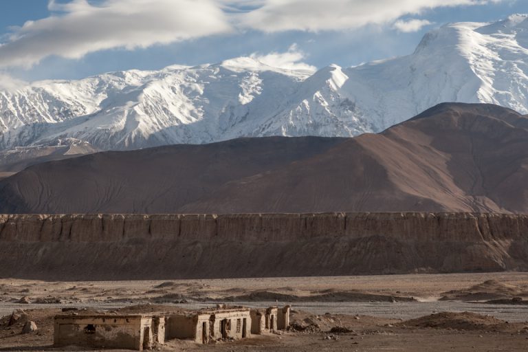 Eine verlassene Siedlung entlang der Sarikol Gebirgskette im Karakorum. Xinjiang - China