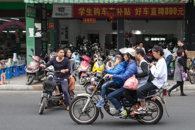 Das Mofa und Motorrad zählt mit zu den meistgenutzten Verkehrsmitteln. Dass, vollbesetzt und der Platz darauf reicht, gleich für die ganze Familie, die zu viert unterwegs ist. Nanjing - Fujian - China
