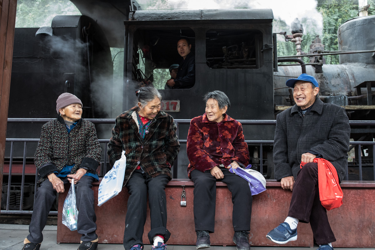 Einheimische warten in Yejin auf den kohlebetriebenen Dampfzug, der die umliegenden Dörfer verbindet.