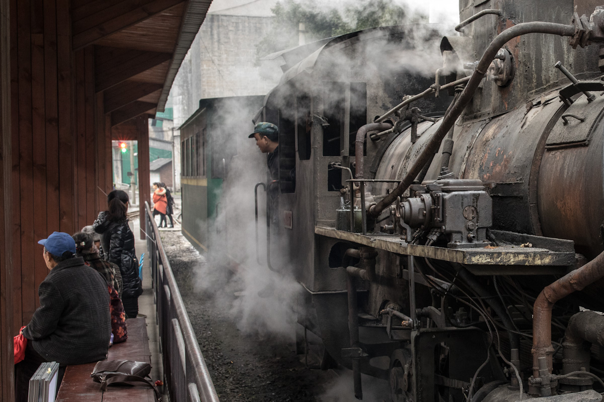 Die Dampflok erreicht den Bahnhof Yejin. Sichuan - China