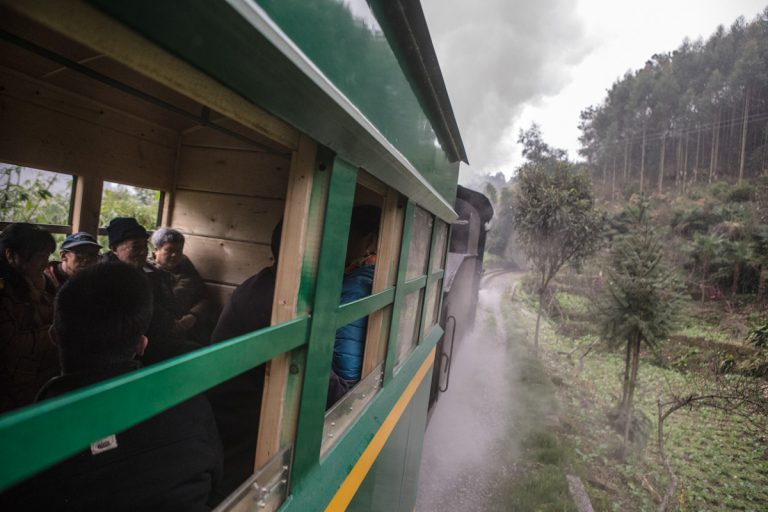 Der Zug verbindet acht Dörfer und benötigt für die Strecke von 20 Kilometern etwa 75 Minuten. Yuejin Bagou - Sichuan - China
