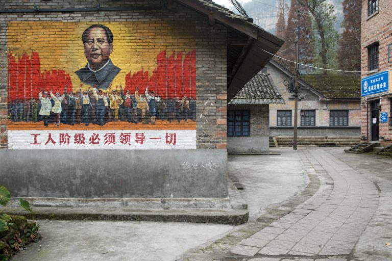 Wandgestaltung an einem Haus im Dorf Bagou: "Die Arbeiterklasse muss alles führen" - Bagou - Sichuan - China