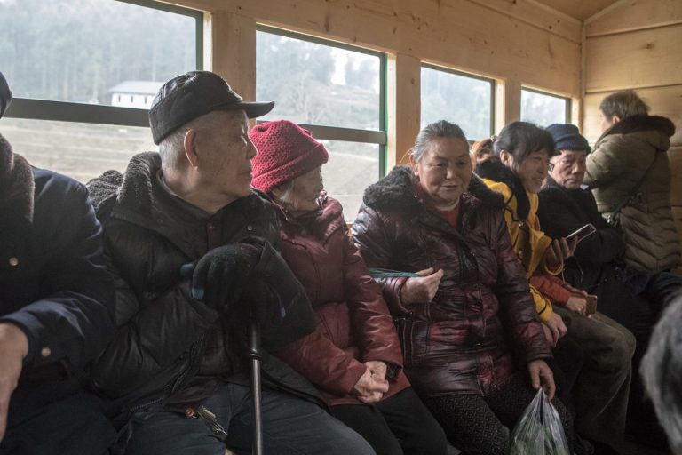 Mehrere Passagiere unterhalten sich, während der Fahrt mit dem Zug. Yuejin Bagou - Sichuan - China