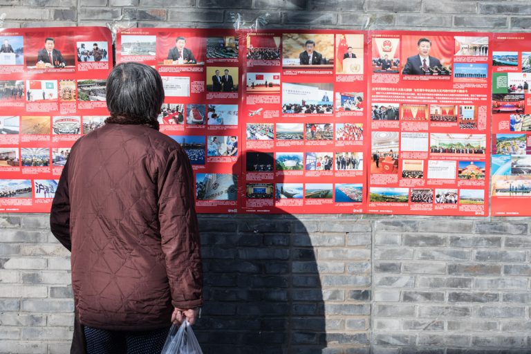 Eine Frau liest Meldungen einer öffentlichen Wandzeitung, die an einer Hauswand angebracht wurde. Am 18.12.2018 beging China den 40. Jahrestag der wirtschaftlichen Öffnung. Peking - China