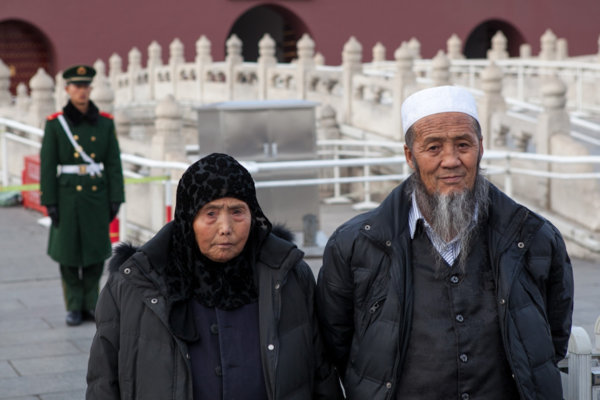 Ein älteres Paar vor dem Tor des Himmlischen Friedens. Peking - China
