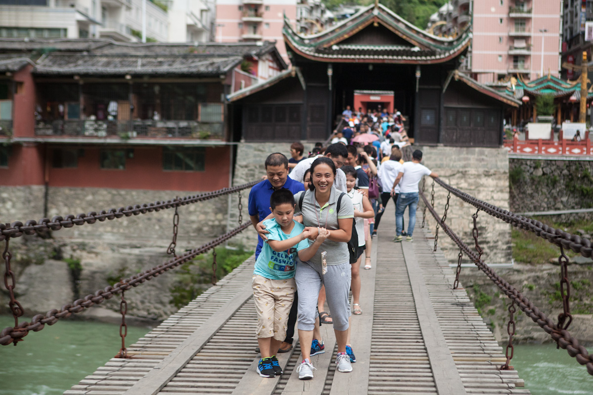 Die Luding-Brücke wurde 1706 gebaut und erlangte Bekanntheit durch den Langen Marsch 1935. Streitkräfte der Roten Armee eroberten damals die Brücke und ist heute ein bekanntes Ausflugsziel bei Chinesen. Luding - Autonome Präfektur Garzê Tibet - China