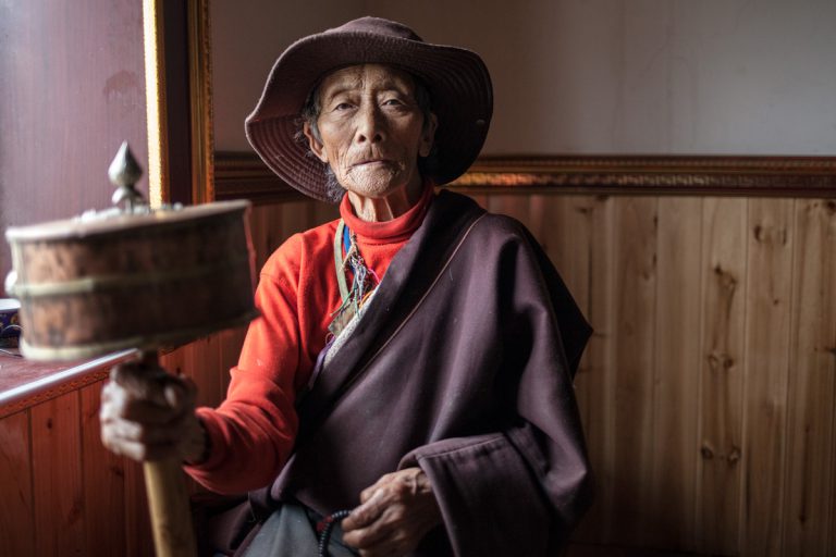 Tibetian Woman older woman near Tagong in Xiamalongcun Autonome Präfektur Garzê Tibet Sichuan China
