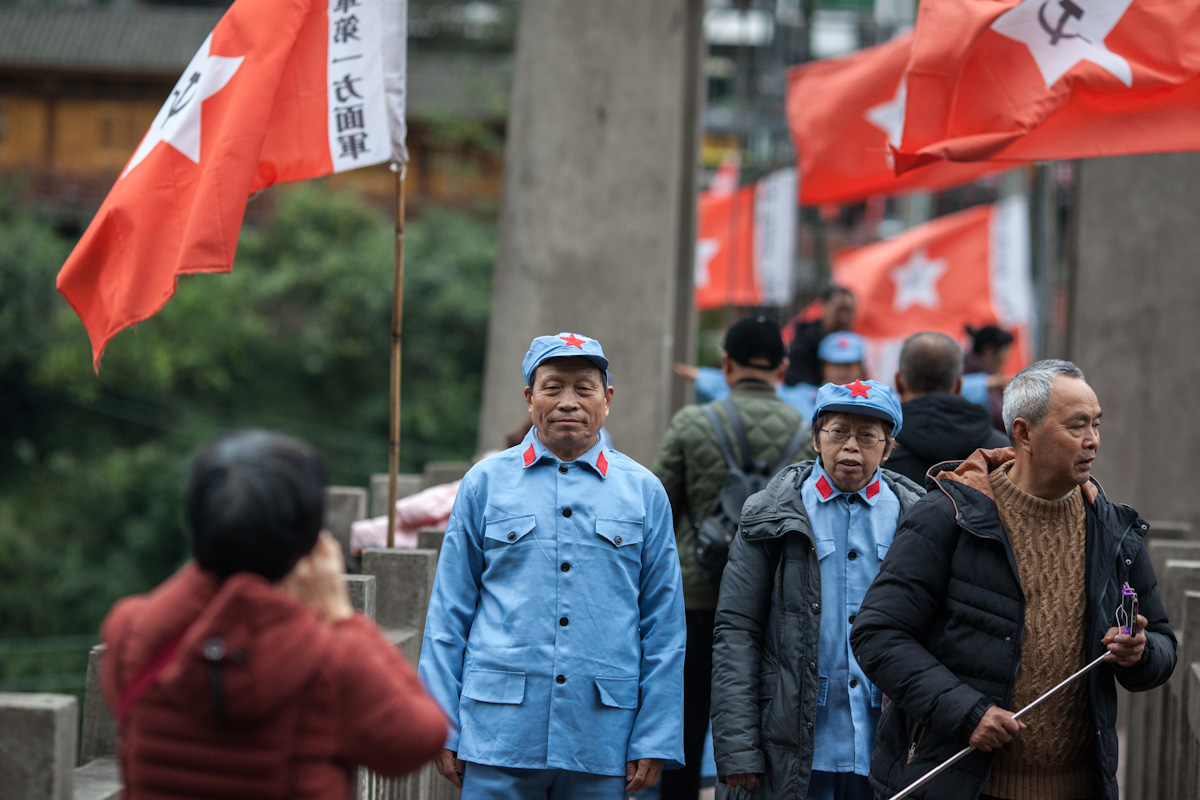Chinesische Besucher tragen Uniformen der Roten Armee für einen Gang über die Hängebrücke in Bing’an. Darüber führte unter Mao Zedong der lange Marsch 1934/35. Bing’an - Guizhou - China