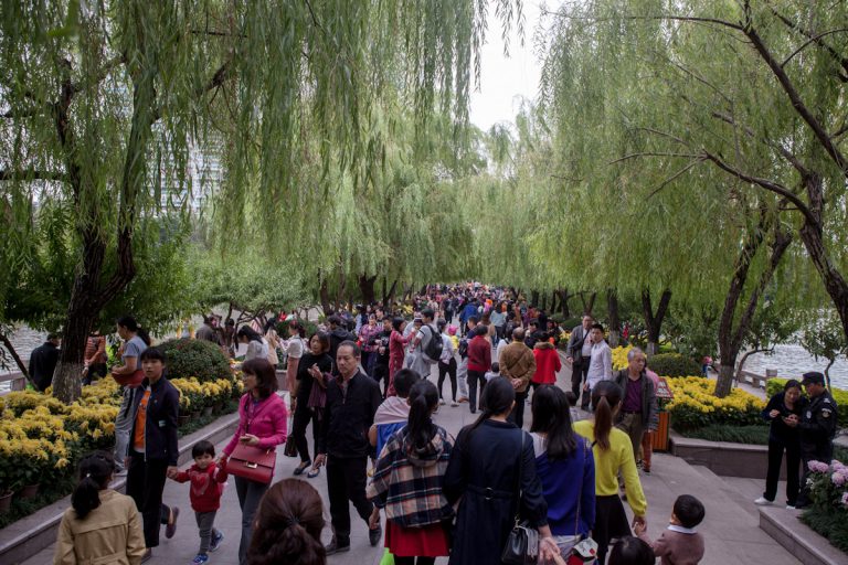 Am Sonntagnachmittag wird der West Lake Park in Fuzhou von vielen Bewohnern gern besucht. Fuzhou - Fujian - China