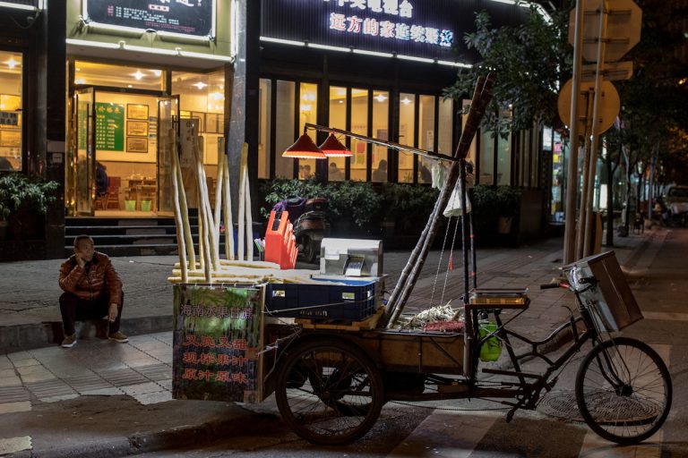 Nächtlicher Imbiss: Ein Imbissverkäufer wartet an einer Kreuzung in Chengdu auf Kundschaft. Chengdu - Sichuan - China