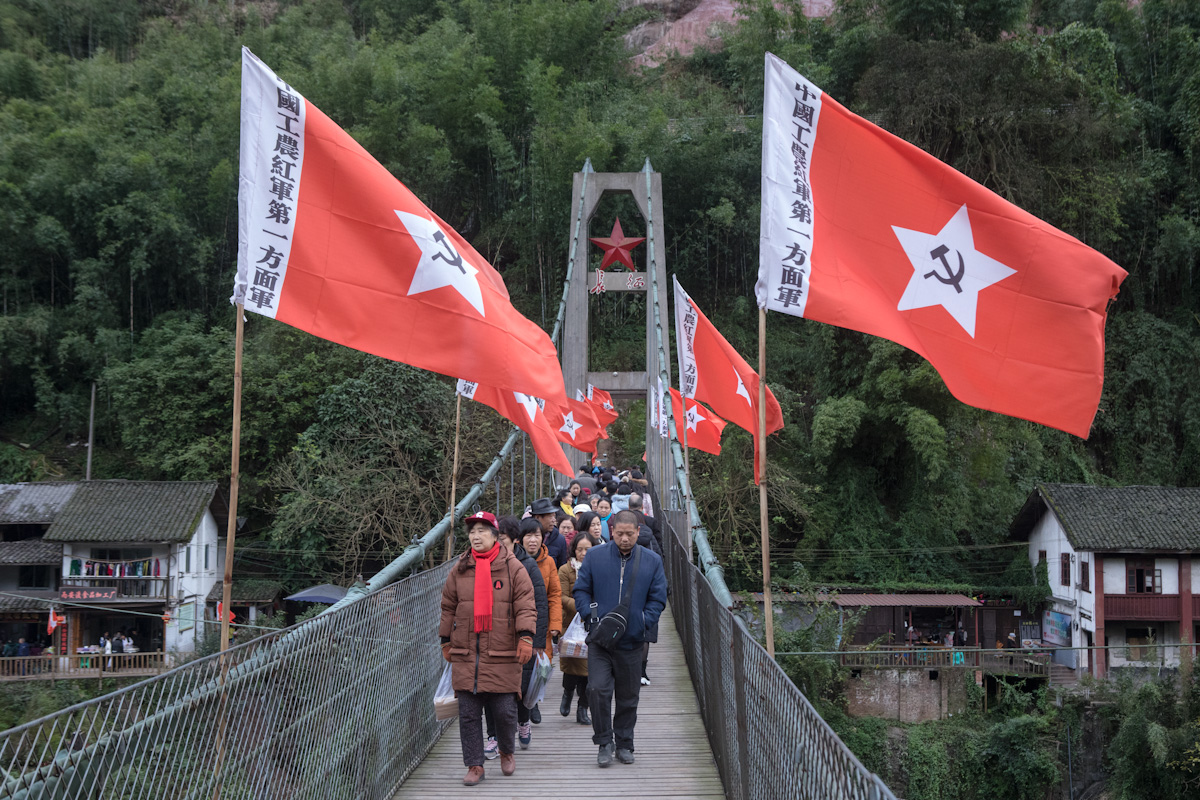 Der lange Marsch 1934/35 unter Mao Zedong führte über die Hängebrücke in Bing’an. Diese überspannt den Fluss Chishui. Die Brücke ist bei chinesischen Touristen ein beliebtes Ausflugsziel. Bing’an - Guizhou - China