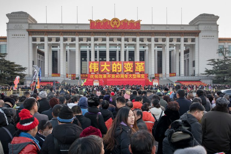 Besucher auf ihrem Weg in Richtung des Chinesischen Nationalmuseums. In diesem wurde gerade eine Sonderausstellung zum 40. Jahrestag der wirtschaftlichen Öffnung Chinas 2018 eröffnet. Peking - China