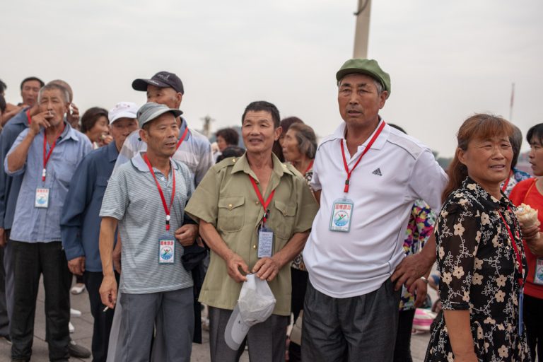 Eine chinesische Reisegruppe besucht den Platz des Himmlischen Friedens.  tiananmen platz square Peking Peking - China