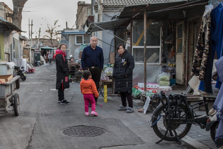 Lokale Bewohner im Gespräch vor einem kleinen Geschäft in einem Hutong. Peking - China