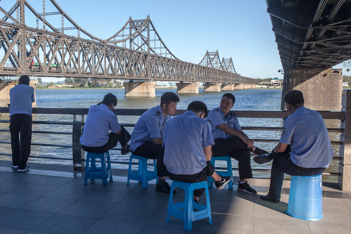 Police Polizei Dandong Liaoning China Border Grenze Fluss River Yalu Chinesisch-koreanische Freundschaftsbrücke