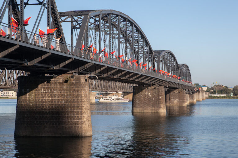 Chinesisch-koreanische Freundschaftsbrücke Dandong Liaoning China Fluss Yalu