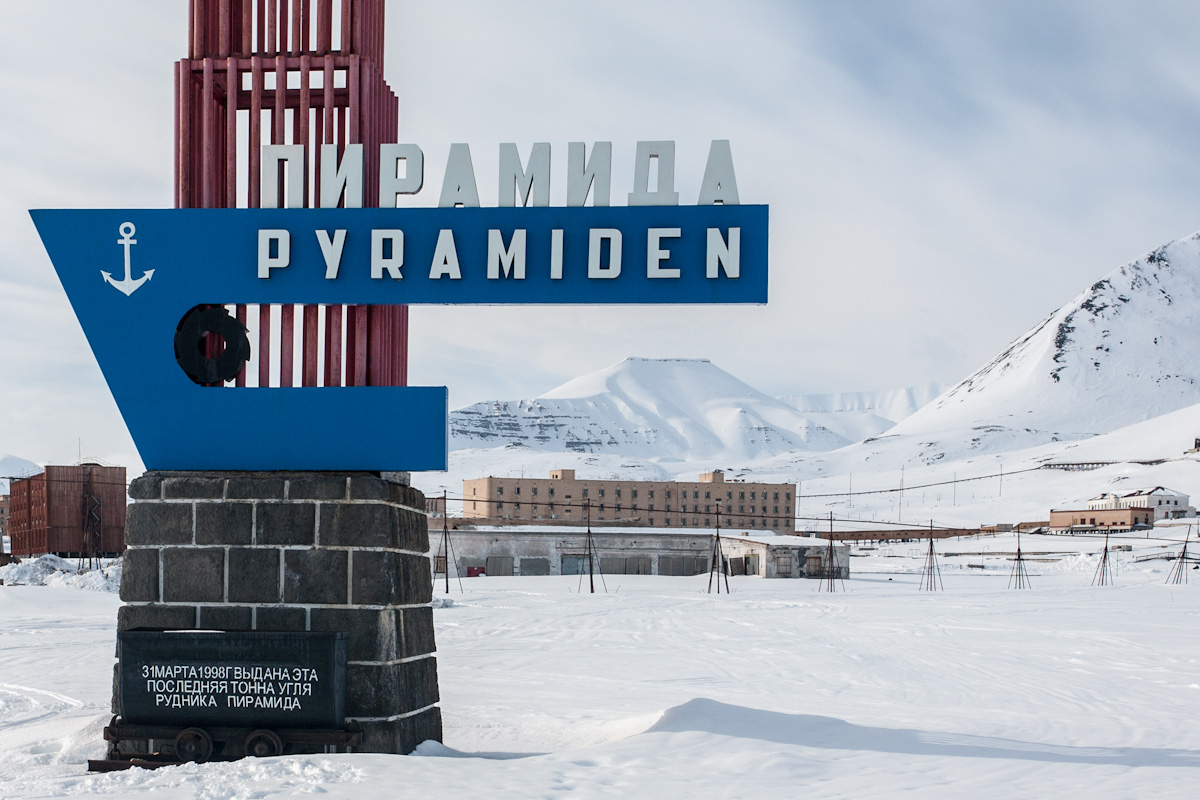 arktis arctic spitzbergen svalbard pyramiden verlassener ort lost places winter schnee snow