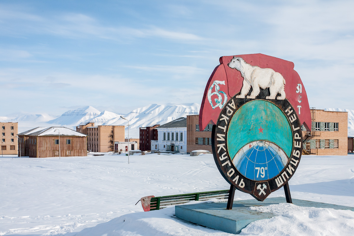 arktis arctic spitzbergen svalbard pyramiden haus house platz square verlassener ort lost places winter snow schnee