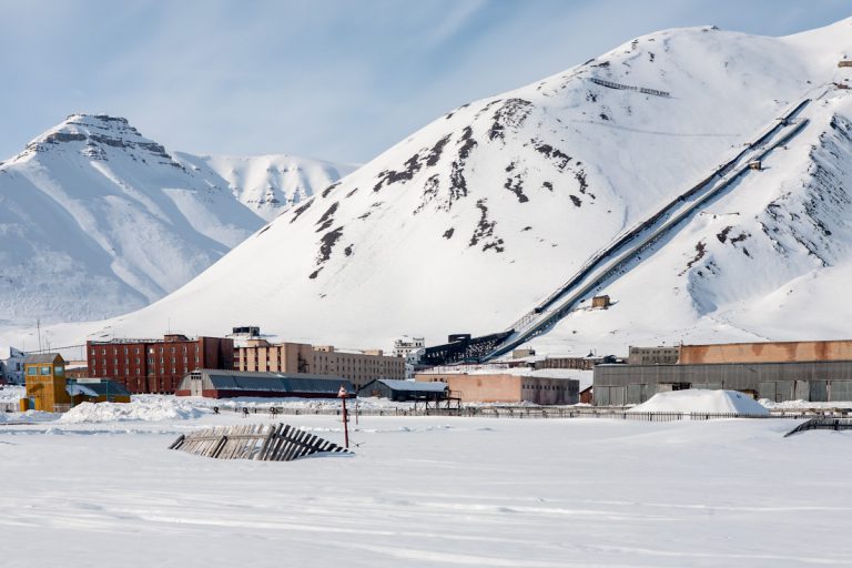 arktis arctic spitzbergen svalbard billefjord pyramiden verlassener ort lost places winter snow schnee