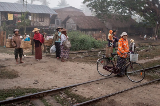 Asien Asia Myanmar Burma Birma Mandalay Myitkyina Zug Train mawlu
