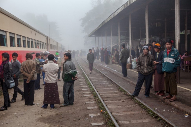 Asien Asia Myanmar Burma Birma Mandalay Myitkyina Zug Train mohnyin railwaystation bahnhof