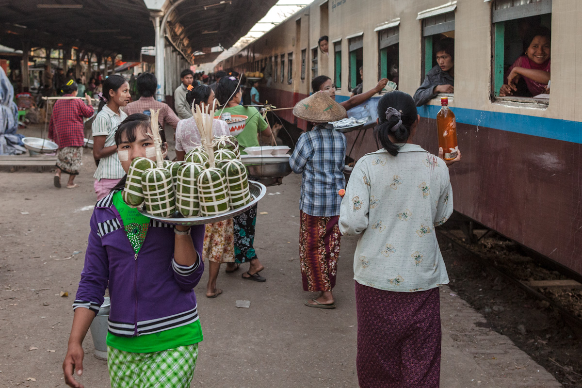 Asien Asia Myanmar Burma Birma Mandalay Myitkyina Zug Train naba sagaing-region